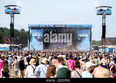 18. Juni 2022, Niedersachsen, Scheeßel: Zahlreiche Festivalbesucher sehen sich das Konzert des deutschen Rappers 'Juju' beim Festival des Unruhrs an. Das Open-Air-Festival mit rund 78.000 Besuchern pro Tag findet vom 17. Bis 19. Juni statt. Foto: Hauke-Christian Dittrich/dpa Stockfoto