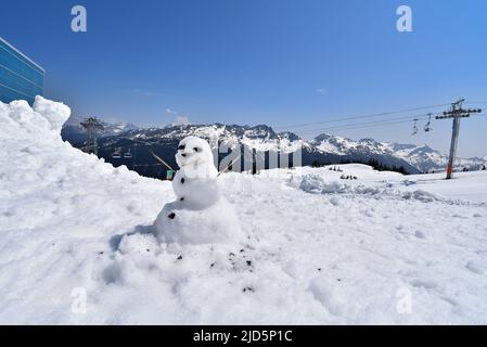 WHISTLER, BC, KANADA, 30. MAI 2019: Schneemann auf dem Blackcomb-Berg in Whistler Village am Sommer 2019 Stockfoto