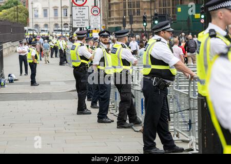 London, Großbritannien. 18.. Juni 2020. Die Gewerkschaftsbewegung führt eine nationale Demonstration an, in der die Regierung aufgefordert wird, Maßnahmen zur Bewältigung der Lebenshaltungskrise zu ergreifen. Kredit: Ian Davidson/Alamy Live Nachrichten Stockfoto