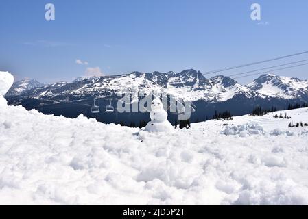 Schneemann auf dem Blackcomb Berg in Whistler Village am Sommer 2019 Stockfoto