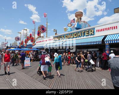 Bild von Pauls Tochter auf Coney Island. Stockfoto