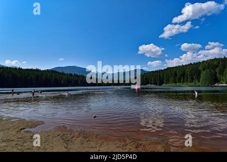 WHISTLER, BC, KANADA - 30. MAI 2019: Lost Lake Park in Whistler, ein großartiger Ort zum Schwimmen, Angeln, Schwimmen, Wandern und Radfahren Stockfoto