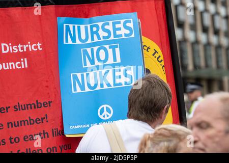 London, Großbritannien. 18.. Juni 2020. Die Gewerkschaftsbewegung führt eine nationale Demonstration an, in der die Regierung aufgefordert wird, Maßnahmen zur Bewältigung der Lebenshaltungskrise zu ergreifen. Kredit: Ian Davidson/Alamy Live Nachrichten Stockfoto