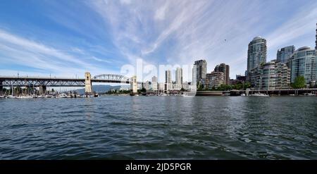 VANCOUVER, BC, KANADA - 01. JUNI 2019: Innenstadt von Vancouver. Panoramablick auf die Burrard Bridge von Granville Island Stockfoto