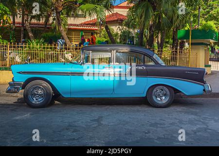 Schwarz-blauer Oldtimer, der in einer Straße in Santiago de Cuba, Kuba, geparkt ist Stockfoto