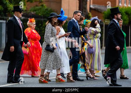 Ascot, Großbritannien. 18.. Juni 2022. Racegoers kommen für den letzten Tag in Royal Ascot an. Die diesjährige Royal Ascot war die erste mit voller Teilnahme seit 2019 und ihre traditionelle Kleiderordnung wurde aufgrund der hohen Temperaturen, die für einen Großteil der Veranstaltung erlebten, entspannt. Kredit: Mark Kerrison/Alamy Live Nachrichten Stockfoto