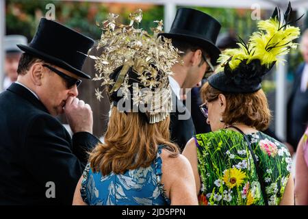 Ascot, Großbritannien. 18.. Juni 2022. Racegoers kommen für den letzten Tag in Royal Ascot an. Die diesjährige Royal Ascot war die erste mit voller Teilnahme seit 2019 und ihre traditionelle Kleiderordnung wurde aufgrund der hohen Temperaturen, die für einen Großteil der Veranstaltung erlebten, entspannt. Kredit: Mark Kerrison/Alamy Live Nachrichten Stockfoto