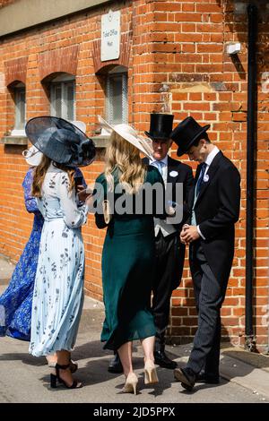 Ascot, Großbritannien. 18.. Juni 2022. Racegoers kommen für den letzten Tag in Royal Ascot an. Die diesjährige Royal Ascot war die erste mit voller Teilnahme seit 2019 und ihre traditionelle Kleiderordnung wurde aufgrund der hohen Temperaturen, die für einen Großteil der Veranstaltung erlebten, entspannt. Kredit: Mark Kerrison/Alamy Live Nachrichten Stockfoto