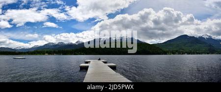 WHISTLER, BC, KANADA, 04. JUNI 2019: Mädchen bewundern die Aussicht auf die Coastline Mountains auf einem hölzernen Pier im Rainbow Park in Whistler, British Columbia, Kanada Stockfoto