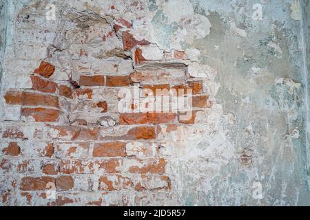 Zerstörte Mauer in einem alten roten Backsteingebäude Stockfoto