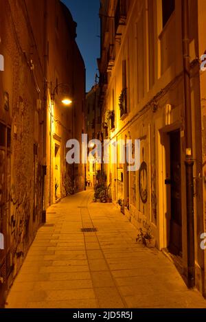 Die eine von vielen verlassenen engen gemütlichen Gassen in Cagliari, Sardinien, Italien. Stockfoto