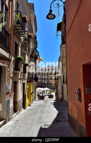 CAGLIARI, ITALIEN, 17. AUGUST 2019, die eine von vielen Einkaufsstraßen in Cagliari, Sardinien, Italien. Stockfoto