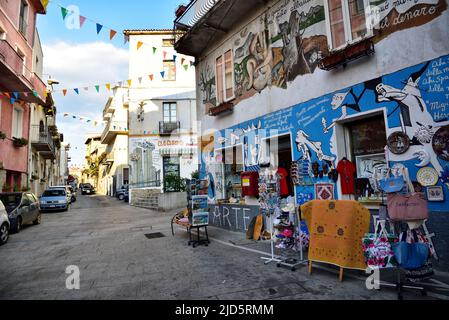 ORGOSOLO, SARDINIEN, ITALIEN, 21. AUGUST 2019: Hauptstraße im historischen Zentrum von Orgosolo, dekoriert von lokalen Künstlern Wandmalereien, in Sardinien, Italien Stockfoto