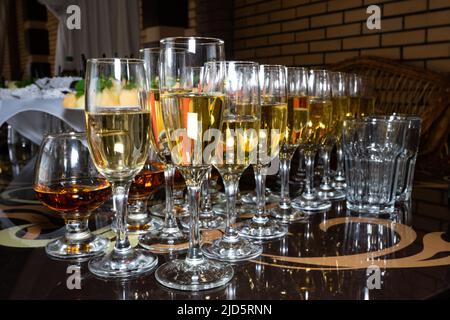 Eine Vielzahl von Weiß- und Rotwein in Gläsern. Stockfoto