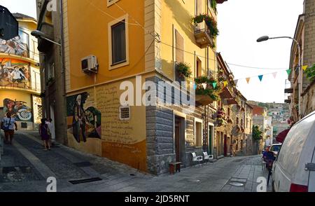 ORGOSOLO, SARDINIEN, ITALIEN, 21. AUGUST 2019: Hauptstraße im historischen Zentrum von Orgosolo, dekoriert von lokalen Künstlern Wandmalereien, in Sardinien, Italien Stockfoto