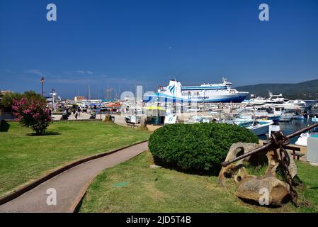 PROPRIANO, KORSIKA; 10. August 2020: Fährschiff legt in einem Hafen von Propriano, Südkorsika, Frankreich an Stockfoto