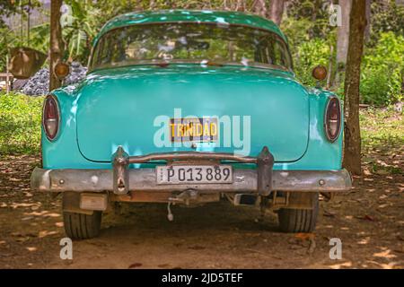 Geparkter, grün-blauer kubanischer Oldtimer mit Trinidad-Platte auf Kofferraum in der Nähe von Trinidad, Kuba Stockfoto