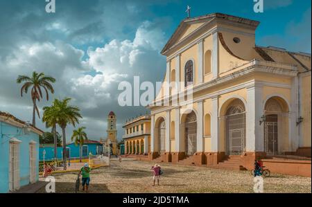 Kirche der Heiligen Dreifaltigkeit mit dem Glockenturm der Kirche und dem Kloster des Heiligen Franziskus im Hintergrund auf der Plaza Mayor in Trinidad, Kuba Stockfoto