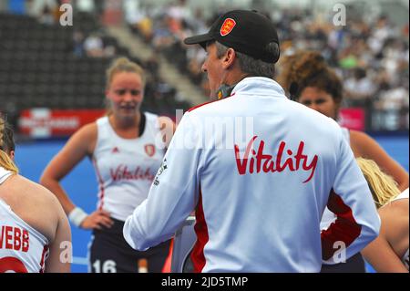 Stratford, London, Großbritannien. 18.. Juni 2022. David Ralph (England Coach) diskutiert Taktiken während eines spannenden und hart umkämpften Spiels zwischen den englischen und belgischen nationalen Hockeymannschaften im Lee Valley Hockey Center, Queen Elizabeth Olympic Park, Stratford, London, Großbritannien. Belgien nahm eine frühe Führung im Spiel und erzielte im ersten Quartal ein Tor, wobei England bis ins dritte Quartal noch ein Tor erzielte. redit: Michael Preston/Alamy Live News Credit: Michael Preston/Alamy Live News Stockfoto