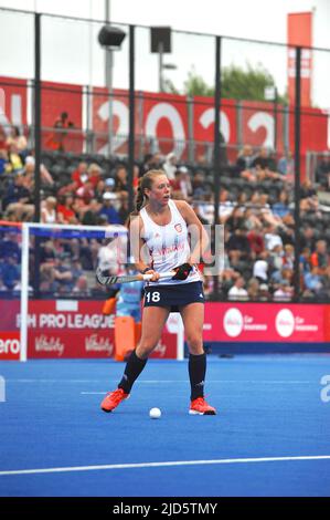 Stratford, London, Großbritannien. 18.. Juni 2022. Giselle Ansley (eng) ist dabei, den Ball in einem spannenden und hart umkämpften Spiel zwischen den britischen und belgischen nationalen Eishockeyteams im Lee Valley Hockey Center, Queen Elizabeth Olympic Park, Stratford, London, Großbritannien, auf das Spielfeld zu bringen. Belgien nahm eine frühe Führung im Spiel und erzielte im ersten Quartal ein Tor, wobei England bis ins dritte Quartal noch ein Tor erzielte. redit: Michael Preston/Alamy Live News Credit: Michael Preston/Alamy Live News Stockfoto