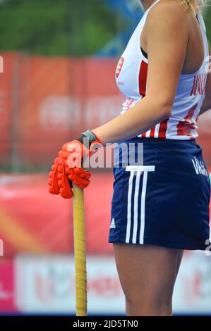 Stratford, London, Großbritannien. 18.. Juni 2022. Eine Eishockeyspielerin aus England, die während eines spannenden und hart umkämpften Spiels zwischen den britischen und belgischen nationalen Hockeyteams im Lee Valley Hockey Center, Queen Elizabeth Olympic Park, Stratford, London, Großbritannien, aufschaut. Belgien nahm eine frühe Führung im Spiel und erzielte im ersten Quartal ein Tor, wobei England bis ins dritte Quartal noch ein Tor erzielte. redit: Michael Preston/Alamy Live News Credit: Michael Preston/Alamy Live News Stockfoto