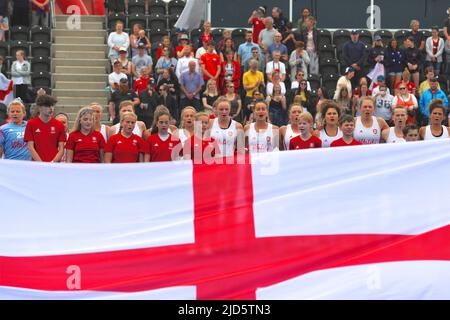 Stratford, London, Großbritannien. 18.. Juni 2022. England-Spieler singen die Nationalhymne kurz vor einem spannenden und hart umkämpften Spiel zwischen den englischen und belgischen nationalen Hockeymannschaften im Lee Valley Hockey Center, Queen Elizabeth Olympic Park, Stratford, London, Großbritannien. Belgien nahm eine frühe Führung im Spiel und erzielte im ersten Quartal ein Tor, wobei England bis ins dritte Quartal noch ein Tor erzielte. redit: Michael Preston/Alamy Live News Credit: Michael Preston/Alamy Live News Stockfoto