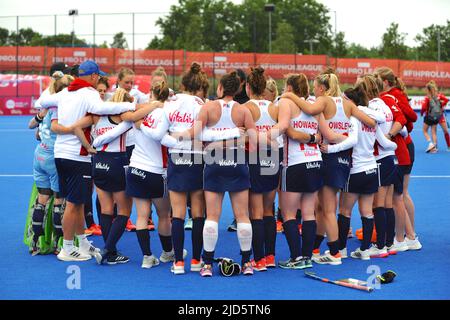 Stratford, London, Großbritannien. 18.. Juni 2022. England Spieler in einem Huddle kurz nach dem Ende eines spannenden und hart umkämpften Spiels zwischen den englischen und belgischen nationalen Frauen-Hockey-Teams im Lee Valley Hockey Center, Queen Elizabeth Olympic Park, Stratford, London, Großbritannien. Belgien nahm eine frühe Führung im Spiel und erzielte im ersten Quartal ein Tor, wobei England bis ins dritte Quartal noch ein Tor erzielte. redit: Michael Preston/Alamy Live News Credit: Michael Preston/Alamy Live News Stockfoto