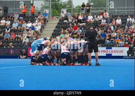 Stratford, London, Großbritannien. 18.. Juni 2022. England Spieler in einem Huddle kurz vor einem spannenden und hart umkämpften Spiel zwischen den englischen und belgischen nationalen Frauen-Hockey-Teams im Lee Valley Hockey Center, Queen Elizabeth Olympic Park, Stratford, London, Großbritannien. Belgien nahm eine frühe Führung im Spiel und erzielte im ersten Quartal ein Tor, wobei England bis ins dritte Quartal noch ein Tor erzielte. redit: Michael Preston/Alamy Live News Credit: Michael Preston/Alamy Live News Stockfoto