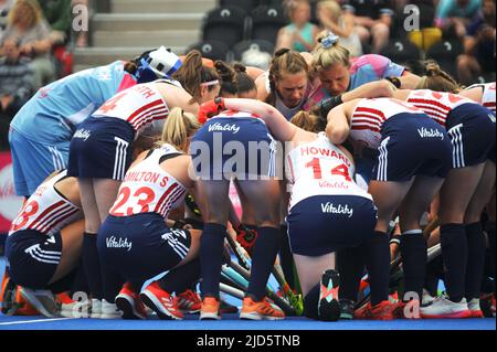 Stratford, London, Großbritannien. 18.. Juni 2022. England Spieler in einem Huddle kurz vor einem spannenden und hart umkämpften Spiel zwischen den englischen und belgischen nationalen Frauen-Hockey-Teams im Lee Valley Hockey Center, Queen Elizabeth Olympic Park, Stratford, London, Großbritannien. Belgien nahm eine frühe Führung im Spiel und erzielte im ersten Quartal ein Tor, wobei England bis ins dritte Quartal noch ein Tor erzielte. redit: Michael Preston/Alamy Live News Credit: Michael Preston/Alamy Live News Stockfoto