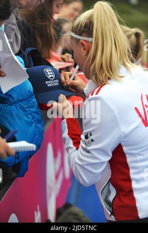 Stratford, London, Großbritannien. 18.. Juni 2022. Eine englische Spielerin, die kurz nach dem Ende eines spannenden und hart umkämpften Matches zwischen den britischen und belgischen nationalen Hockeymannschaften im Lee Valley Hockey Center, Queen Elizabeth Olympic Park, Stratford, London, Großbritannien Autogramme schreibt. Belgien nahm eine frühe Führung im Spiel und erzielte im ersten Quartal ein Tor, wobei England bis ins dritte Quartal noch ein Tor erzielte. redit: Michael Preston/Alamy Live News Credit: Michael Preston/Alamy Live News Stockfoto