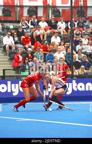 Stratford, London, Großbritannien. 18.. Juni 2022. Lien Hillewaert (Bel) wird von Isabel Petter (eng) während eines spannenden und hart umkämpften Matches zwischen den englischen und belgischen nationalen Hockeymannschaften im Lee Valley Hockey Center, Queen Elizabeth Olympic Park, Stratford, London, Großbritannien, angegangen. Belgien nahm eine frühe Führung im Spiel und erzielte im ersten Quartal ein Tor, wobei England bis ins dritte Quartal noch ein Tor erzielte. redit: Michael Preston/Alamy Live News Credit: Michael Preston/Alamy Live News Stockfoto