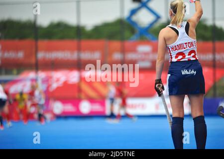 Stratford, London, Großbritannien. 18.. Juni 2022. Sophie Hamilton (eng) drängt die englischen Spieler während eines spannenden und hart umkämpften Spiels zwischen den englischen und belgischen nationalen Hockeymannschaften im Lee Valley Hockey Center, Queen Elizabeth Olympic Park, Stratford, London, Großbritannien. Belgien nahm eine frühe Führung im Spiel und erzielte im ersten Quartal ein Tor, wobei England bis ins dritte Quartal noch ein Tor erzielte. redit: Michael Preston/Alamy Live News Credit: Michael Preston/Alamy Live News Stockfoto