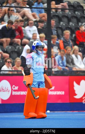 Stratford, London, Großbritannien. 18.. Juni 2022. Maddie Hinch (eng) blickt auf ein spannendes und hart umkämpftes Spiel zwischen den britischen und belgischen nationalen Hockeymannschaften im Lee Valley Hockey Center, Queen Elizabeth Olympic Park, Stratford, London, Großbritannien. Belgien nahm eine frühe Führung im Spiel und erzielte im ersten Quartal ein Tor, wobei England bis ins dritte Quartal noch ein Tor erzielte. redit: Michael Preston/Alamy Live News Credit: Michael Preston/Alamy Live News Stockfoto