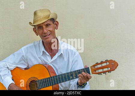 Gitarre spielt Straßenmusiker in den Straßen von Trinidad, Kuba Stockfoto