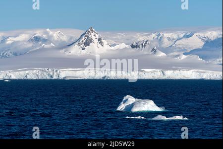 Gletscher und Berge auf der Arctowski-Halbinsel (Danco-Küste) auf der westlichen Seite der Antarktischen Halbinsel Stockfoto