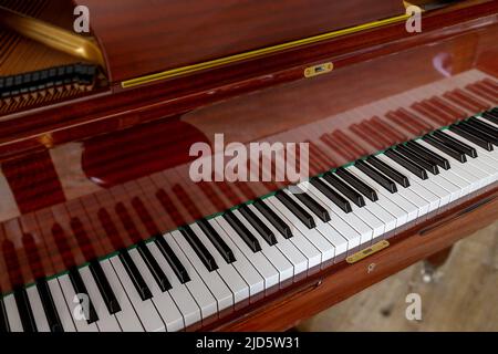 Klaviertasten, Seitenansicht, Nahaufnahme mit geringer Schärfentiefe Stockfoto