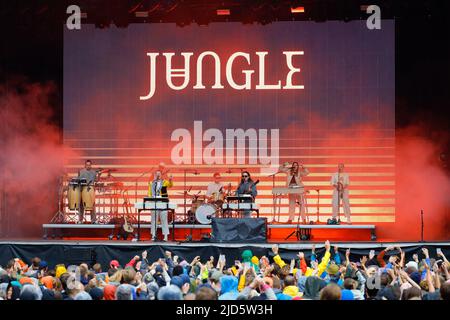 Oslo, Norwegen. 17.. Juni 2022. Die britische Band und das Musikkollektiv Jungle spielen ein Live-Konzert während des norwegischen Musikfestivals Piknik i Parken 2022 in Oslo. (Foto: Gonzales Photo/Alamy Live News Stockfoto