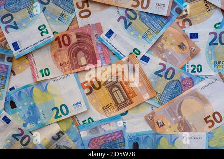 Stapel von Banknoten auf dem Tisch in Stückelungen von zwanzig Euro, fünfzig Euro, zehn Euro, fünf Euro. Hintergrund gemischter Euro-Banknoten Stockfoto