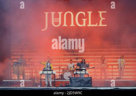 Oslo, Norwegen. 17.. Juni 2022. Die britische Band und das Musikkollektiv Jungle spielen ein Live-Konzert während des norwegischen Musikfestivals Piknik i Parken 2022 in Oslo. (Foto: Gonzales Photo/Alamy Live News Stockfoto