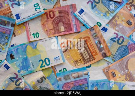 Stapel von Banknoten auf dem Tisch in Stückelungen von zwanzig Euro, fünfzig Euro, zehn Euro, fünf Euro. Hintergrund gemischter Euro-Banknoten Stockfoto