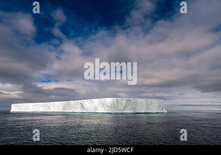 Tafel-geformter Eisberg im Antarctic Sound, Nordspitze der Antarktischen Halbinsel Stockfoto