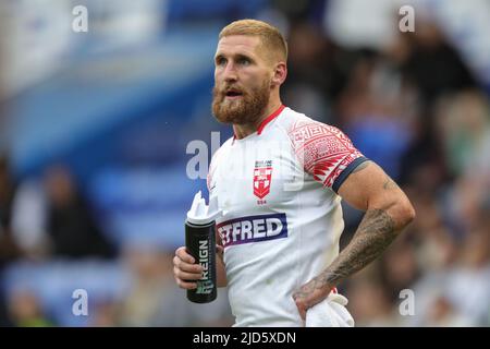 Sam Tomkins #1 der englischen Rugby-League-Nationalmannschaft, die während des Spiels eine Wasserpause hatte Stockfoto