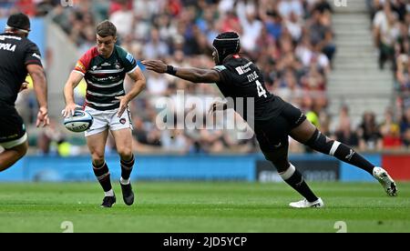 Twickenham, Großbritannien. 18.. Juni 2022. Gallagher Premiership Rugby-Finale. Leicester V Saracens. Twickenham Stadium. Twickenham . George Ford (Leicester) wird von Maro Itoje (Saracens) während des Rugby-Finales der Gallagher Premiership zwischen Leicester Tigers und Saracens angegangen. Kredit: Sport In Bildern/Alamy Live Nachrichten Stockfoto