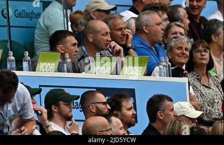 Twickenham, Großbritannien. 18.. Juni 2022. Gallagher Premiership Rugby-Finale. Leicester V Saracens. Twickenham Stadium. Twickenham . Steve Borthwick (Leicester Head Coach) und Kevin Sinfield (Leicester Defense Coach) beobachten das Spiel von der Trainerposition aus während des Rugby-Finales der Gallagher Premiership zwischen Leicester Tigers und Saracens. Kredit: Sport In Bildern/Alamy Live Nachrichten Stockfoto