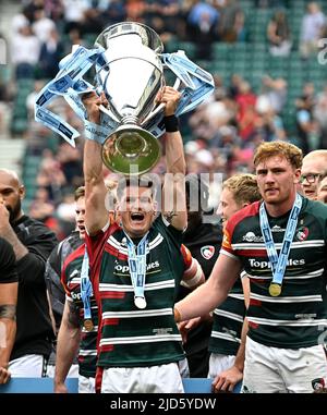 Twickenham, Großbritannien. 18.. Juni 2022. Gallagher Premiership Rugby-Finale. Leicester V Saracens. Twickenham Stadium. Twickenham . l22 mit der Trophäe im Rugby-Finale der Gallagher Premiership zwischen Leicester Tigers und Saracens. Kredit: Sport In Bildern/Alamy Live Nachrichten Stockfoto