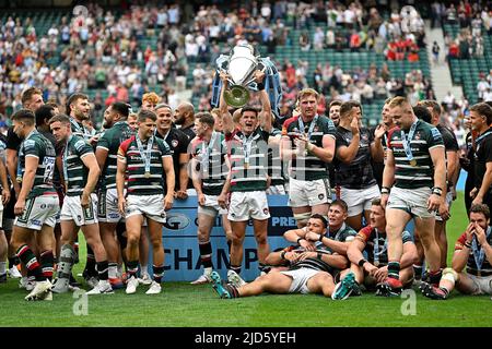 Twickenham, Großbritannien. 18.. Juni 2022. Gallagher Premiership Rugby-Finale. Leicester V Saracens. Twickenham Stadium. Twickenham . l22 mit der Trophäe im Rugby-Finale der Gallagher Premiership zwischen Leicester Tigers und Saracens. Kredit: Sport In Bildern/Alamy Live Nachrichten Stockfoto