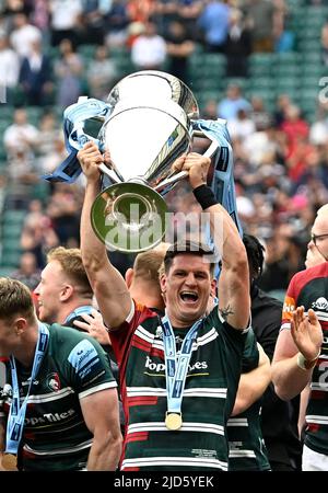 Twickenham, Großbritannien. 18.. Juni 2022. Gallagher Premiership Rugby-Finale. Leicester V Saracens. Twickenham Stadium. Twickenham . l22 mit der Trophäe im Rugby-Finale der Gallagher Premiership zwischen Leicester Tigers und Saracens. Kredit: Sport In Bildern/Alamy Live Nachrichten Stockfoto