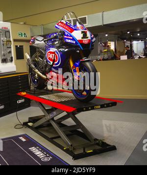 Der Superbike-Weltmeister von 2021 Toprak Razgatioglu traf Fans beim Crescent Yamaha Open Weekend vom 18. Bis 19. Juni. 2022. 2021 WSBK-Champion Toprak signierte Autogramme und posierte für Bilder mit Motorrad-Rennsport-Fans. Topraks WSB Yamaha war ebenfalls zu sehen und zu haben. Die Veranstaltung lief zwei Tage lang. Stockfoto