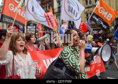 London, England, Großbritannien. 18.. Juni 2022. Demonstranten marschieren durch Whitehall. Tausende Menschen und verschiedene Gewerkschaften und Gruppen marschierten durch das Zentrum Londons, um gegen die Lebenshaltungskrise, die Tory-Regierung, das ruandische Flüchtlingsprogramm und andere Themen zu protestieren. (Bild: © Vuk Valcic/ZUMA Press Wire) Stockfoto