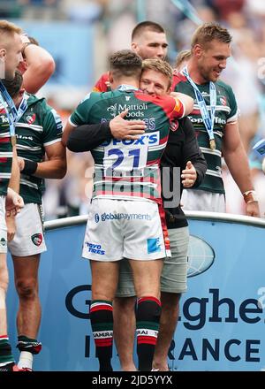 Ben Youngs von Leicester Tiger (Mitte links) umarmt Tom Youngs nach dem letzten Pfiff des Gallagher Premiership Finals im Twickenham Stadium, London. Bilddatum: Samstag, 18. Juni 2022. Stockfoto